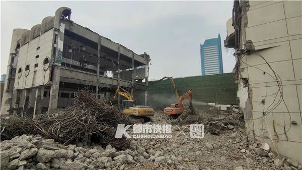 麻将胡了3 杭州全民健身中心在拆最后一个篮球馆 地板下有近20厘米厚的缓震粉尘？